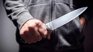حمله با چاقو به یک روحانی در خیابان دماوند/+ عکس