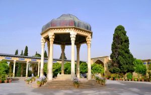 مدیر آرامگاه حافظ آزاد شد