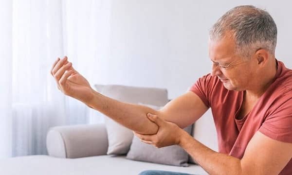 علت درد آرنج چیست؟