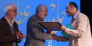 هدیه رهبر انقلاب به ناشری با بیش از ۸۰۰ عنوان کتاب