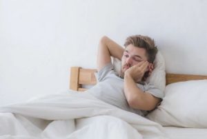 علت اینکه صبح به سختی از خواب بیدار می شویم چیست؟