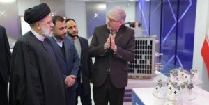 رئیسی از نمایشگاه دستاوردهای فضایی کشور بازدید کرد