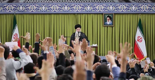 آغاز دیدار جمعی از رأی اولی‌ها و خانواده‌های شهدا با رهبر انقلاب