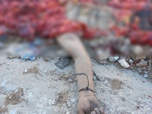 (عکس ۱۶+) عبور تانک اسرائیلی از روی یک فلسطینی / فقط دست دستبندزده او سالم مانده است!