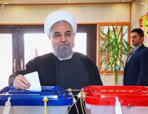 روحانی رای خود را درون صندوق انداخت