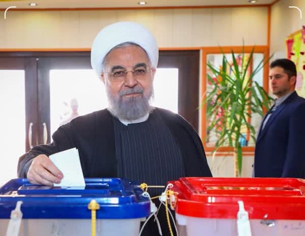 روحانی رای خود را درون صندوق انداخت