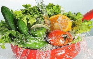 میوه‌ها و سبزیجات را خیلی ساده با این مواد طبیعی ضدعفونی کنید