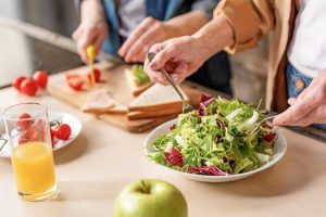بهترین مواد غذایی که افراد بالای ۵۰ سال باید مصرف کنند