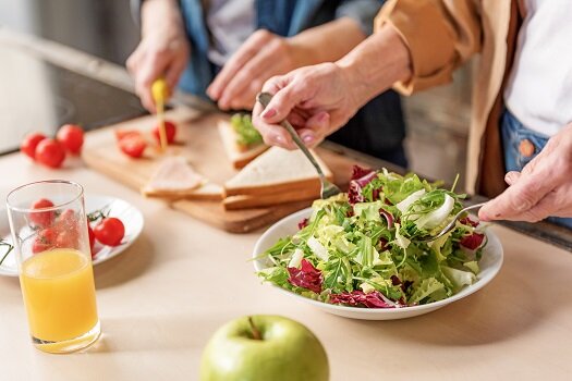 بهترین مواد غذایی که افراد بالای ۵۰ سال باید مصرف کنند