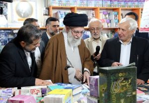 بازدید امام خامنه‌ای از نمایشگاه بین‌المللی کتاب