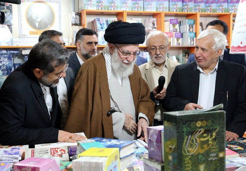 بازدید امام خامنه‌ای از نمایشگاه بین‌المللی کتاب