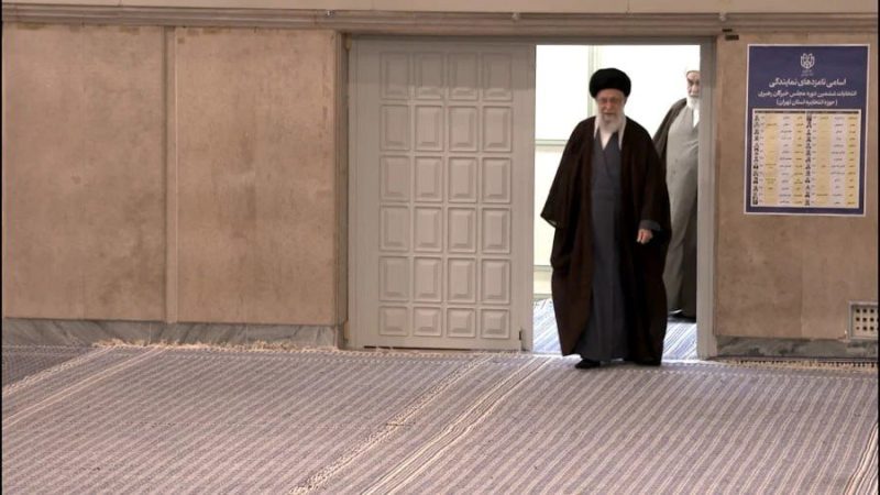 تصویر متفاوت از رأی دادن رهبر انقلاب