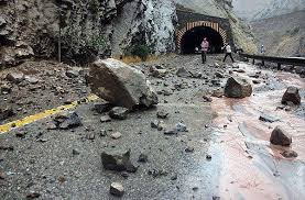 حادثه در جاده کندوان/ ۳ مصدوم بر اثر ریزش کوه