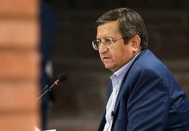 همتی: سود بانکی را کاهش می‌دهیم