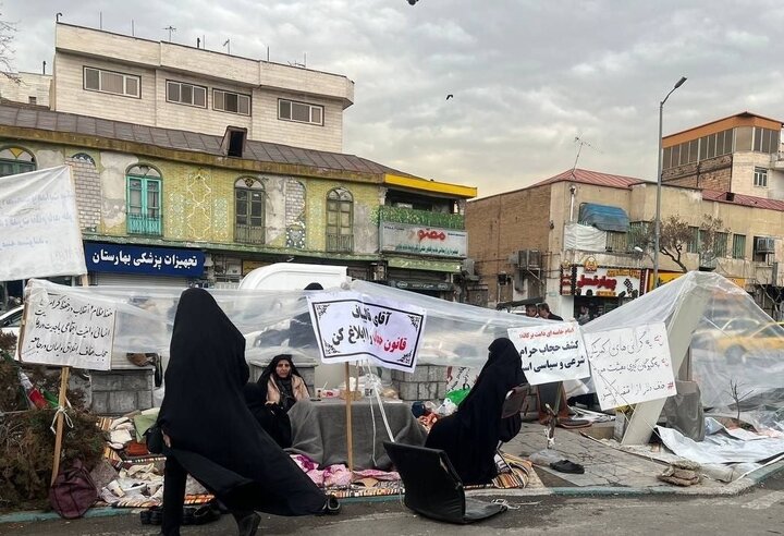 پایان بازی متحصنین مقابل مجلس/ عقب‌نشینی برخی حامیان از تحصن غیرقانونی!