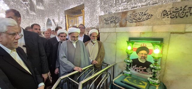 حضور عارف بر مزار شهید آیت‌الله رئیسی