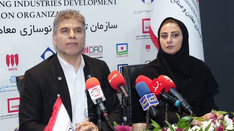 احمد فتاحی مدیر اکتشاف ایمیدرو در نشست_خبری ایران اکسپو- غرفه ایمیدرو