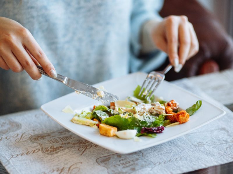 آهسته غذا خوردن، راهی ساده برای سلامت پایدار