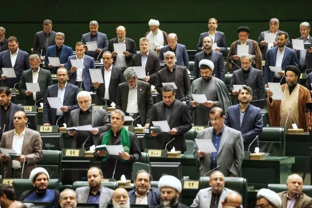 نماینده مجلس: همه نمایندگان مجلس سیم کارت سفید دارند