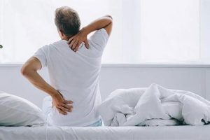 خوابیدن با بازوی خمیده می‌تواند به اعصاب دست‌ صدمه بزند