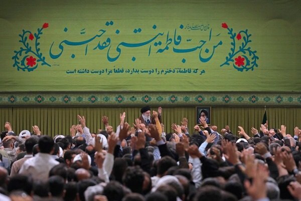 رهبر انقلاب: کمبودهای زیادی داریم اما کشور در حال پیشرفت است